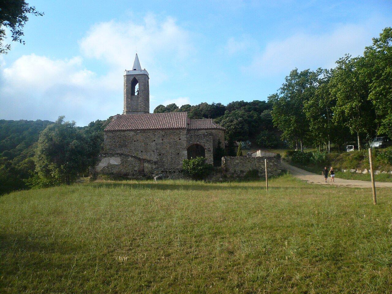 Sant Llop church beside grass and woodland at Hortsavinyà