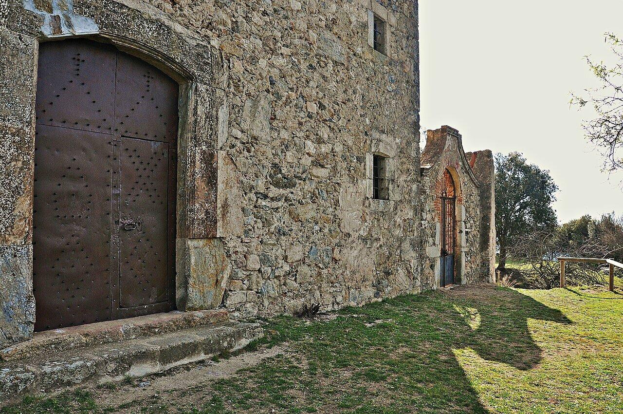 Stone doorway and grass beside the church at Hortsavinyà